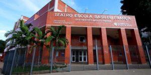 Professores do Teatro Escola Basileu França seguem de greve