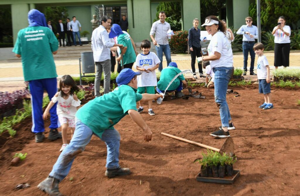 Gracinha Caiado recebe crianças da Apae em revitalização de Jardim da Praça Cívica