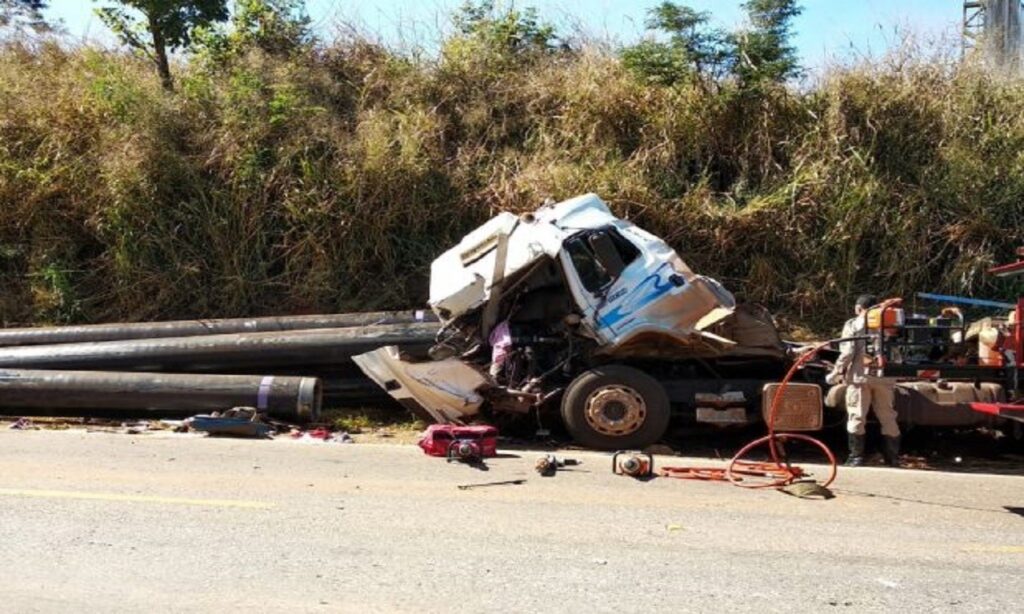 Colisão entre caminhões mata mulher na BR-153