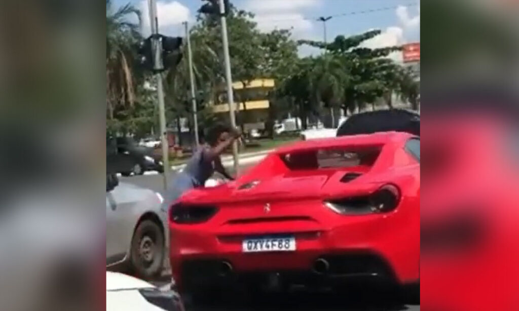 Mulher perfura Ferrari com faca durante discussão em semáforo no Setor Coimbra; veja o vídeo