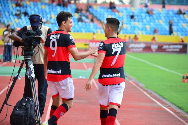 Atlético marca três vezes e abre vantagem contra Goiás na final