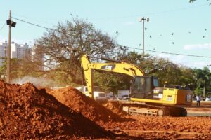 Expositores da Feira Hippie e operários dividem espaço durante obras