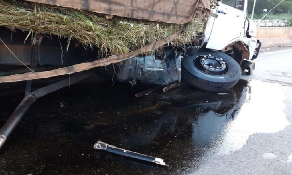 Caminhão carregado de abacaxi quebra eixo e provoca congestionamento