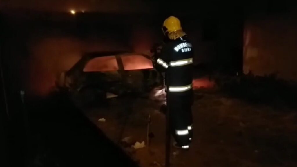 Bombeiros apagam fogo de veículo em Niquelândia