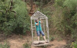 Moradores de Niquelândia criaram sistema de 'teleférico' para atravessar córrego