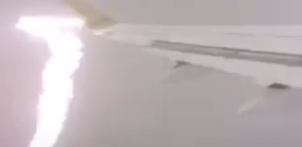 Avião é atingido por raio durante voo. Assista vídeo gravado por passageiro