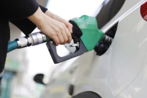 Preço médio da gasolina beira os R$ 7 em Goiás; veja valores em outros estados