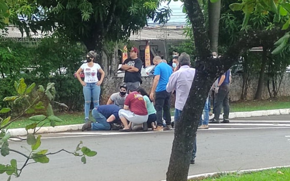 Idosa passa mal e morre durante aula de volante para tirar CNH em Goiânia