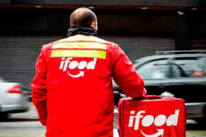 Operador do iFood troca nomes de restaurantes por frases como “Vacina mata” e “Lula ladrão”