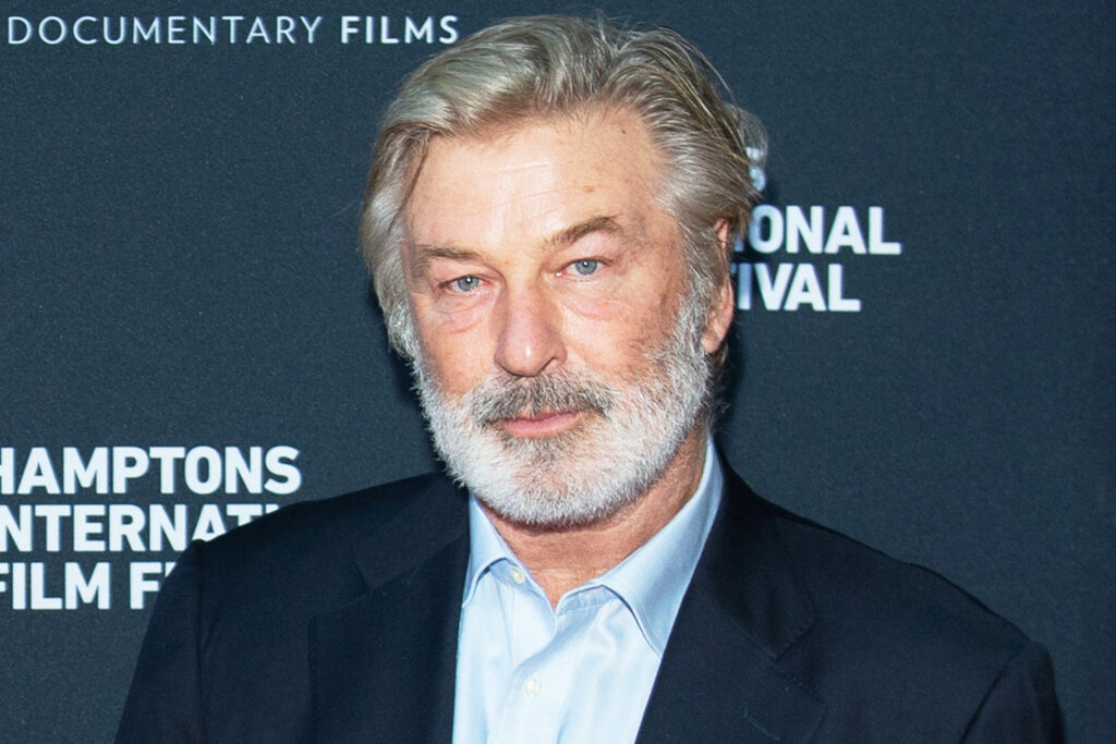 Ator Alec Baldwin não entrega celular à polícia que investiga morte em set de gravação