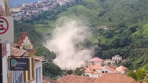 Deslizamento de terra destrói imóveis e assusta moradores em Ouro Preto (MG)