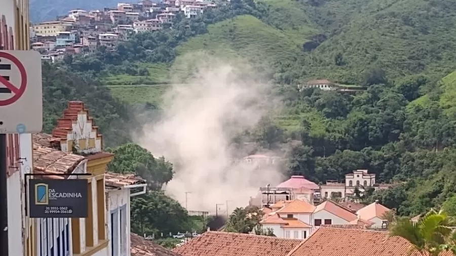 Deslizamento de terra destrói imóveis e assusta moradores em Ouro Preto (MG)