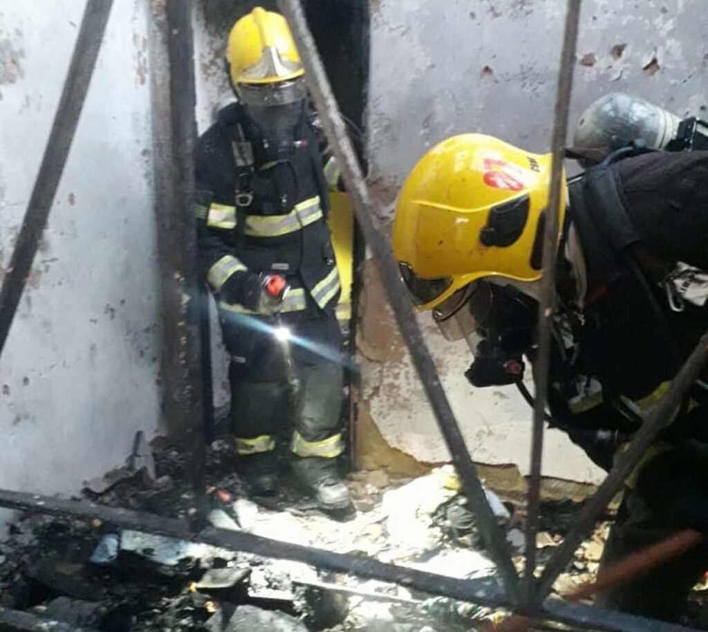 Carregador de celular causa incêndio em residência em Luziânia