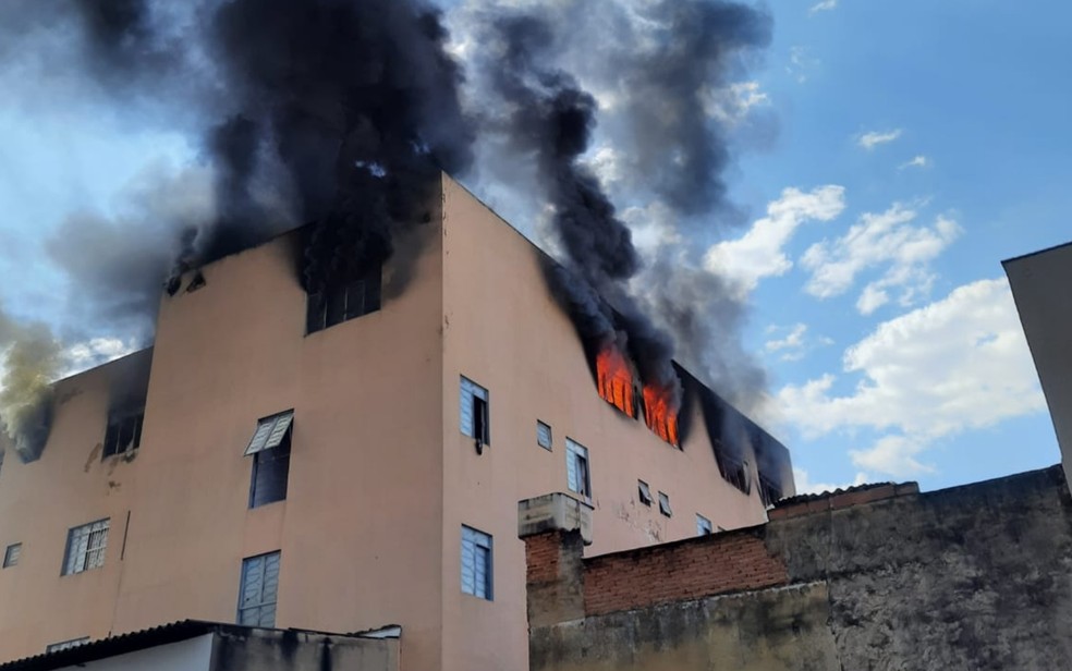 Incêndio destrói parte de edifício em região de comércio