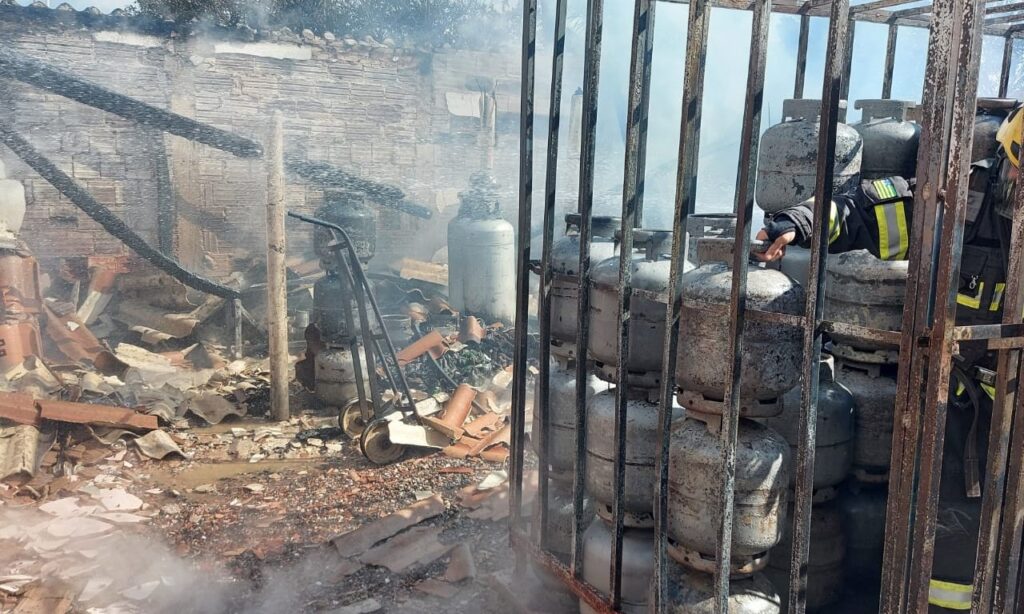 Bombeiros combatem incêndio em distribuidora de gás em Aparecida de Goiânia