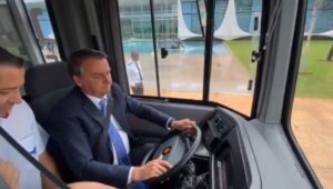 Presidente Bolsonaro dirige ônibus elétrico do Alvorada ao Planalto