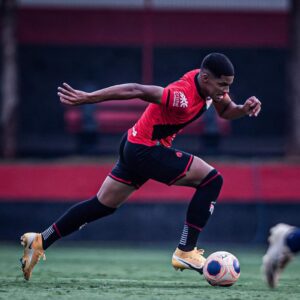 Kevin comemora gol em vitória do Atlético-GO pelo Campeonato Goiano Sub-20