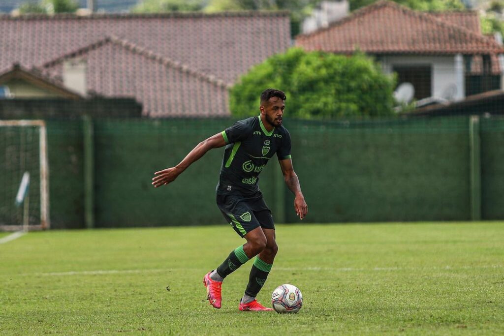 Grêmio Anápolis empresta lateral-direito para a Luverdense