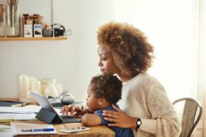 Projeto de lei propõe incentivo a empresas que contratem mães de filhos pequenos