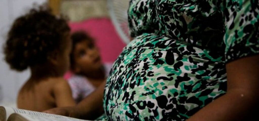 Benefício de R$ 1.200 para mães chefes de família é aprovado em comissão da Câmara