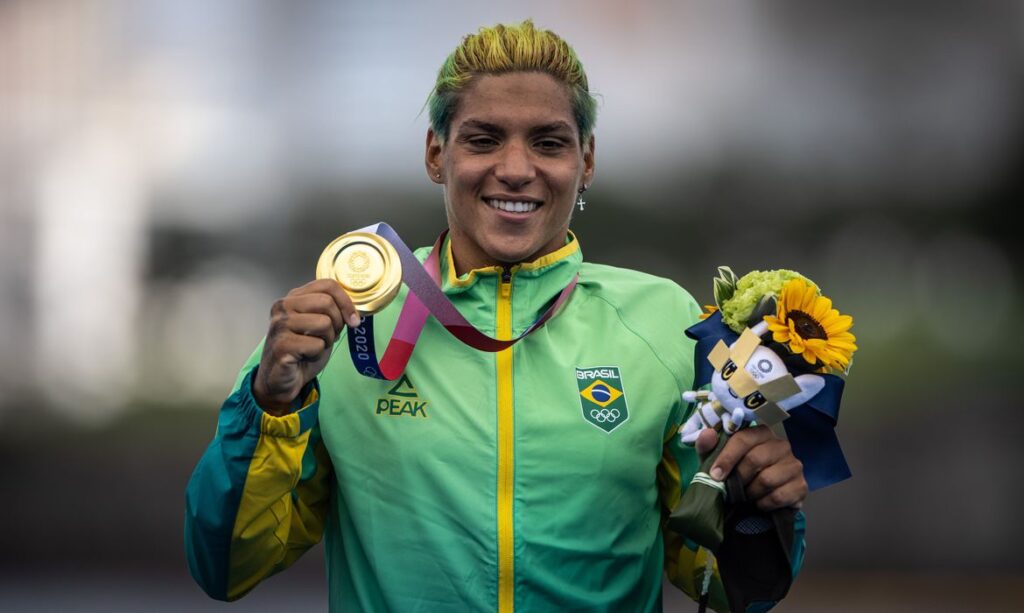 Ana Marcela Cunha é ouro na maratona aquática