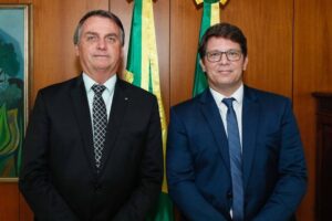 Bolsonaro faz “piada” a respeito de Mário Frias em solenidade no Bahrein: ‘mas ele é hétero