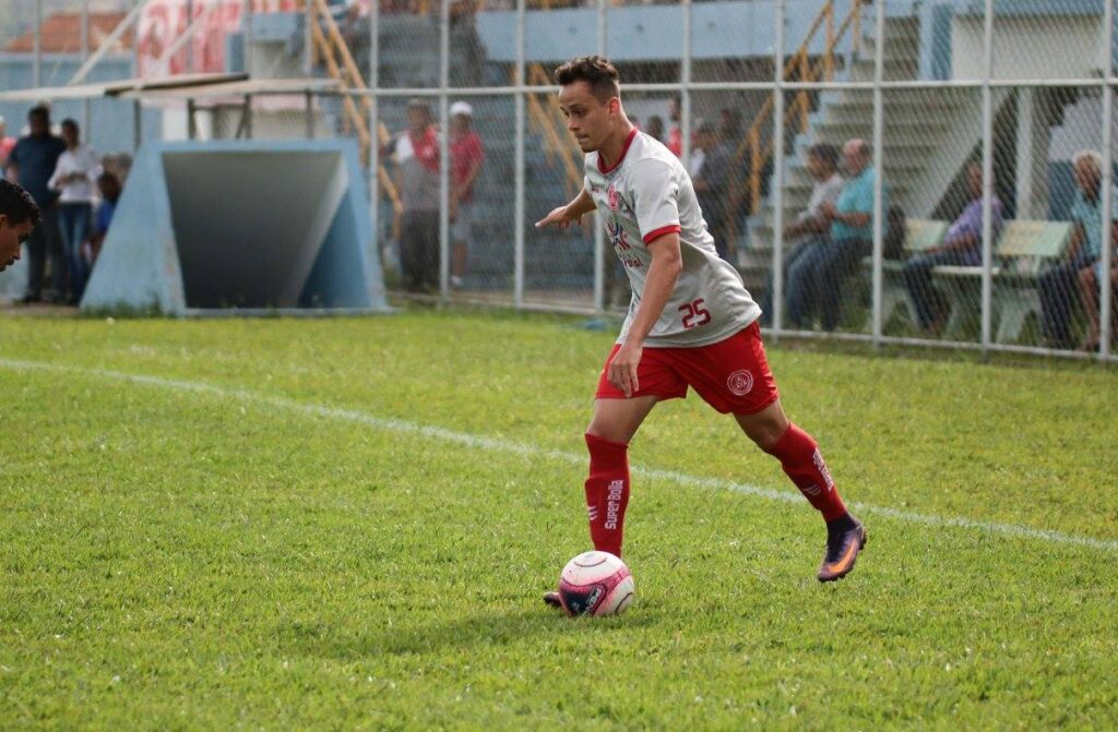 Anapolina encaminha retorno de lateral-esquerdo Marquinhos