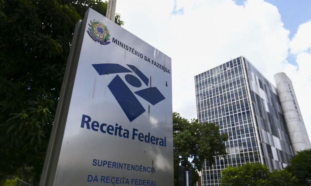 Receita Federal paga restituição do IRPF 2021 para 4