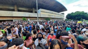 Milhares de pessoas aguardam cortejo de Marília Mendonça em frente ao Goiânia Arena