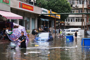 Maior chuva em 60 anos prende passageiros em metrô e mata 25 na China