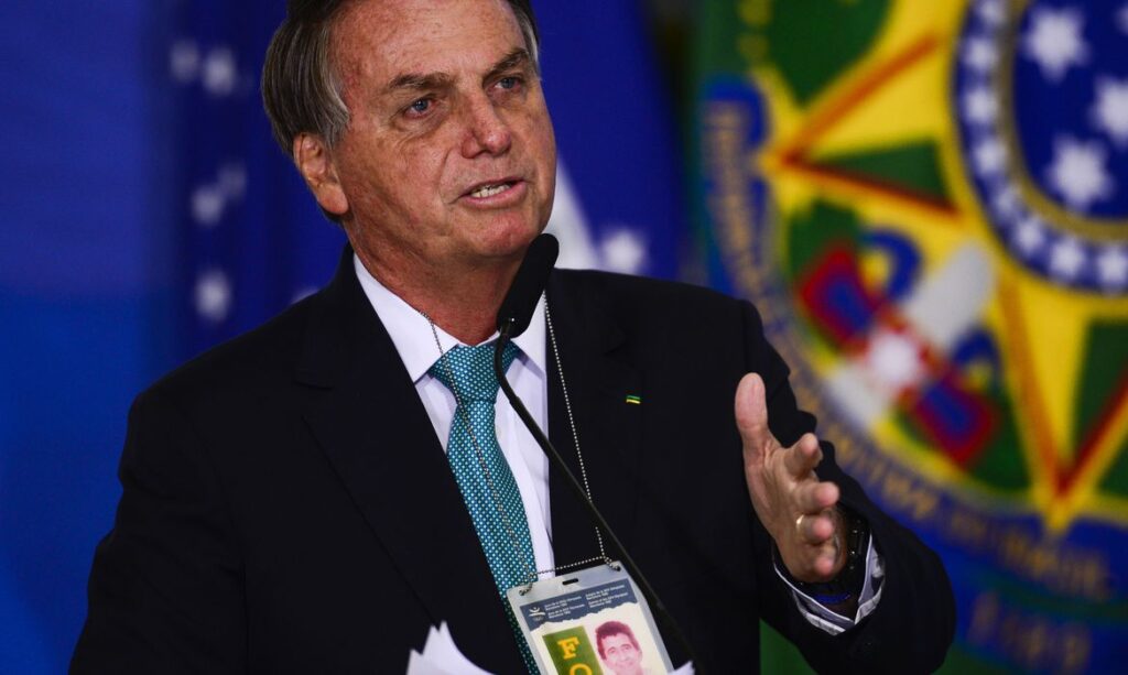 Funcionários ‘fantasmas’ de Carlos constaram com endereço de Bolsonaro em cadastro da Câmara e Receita