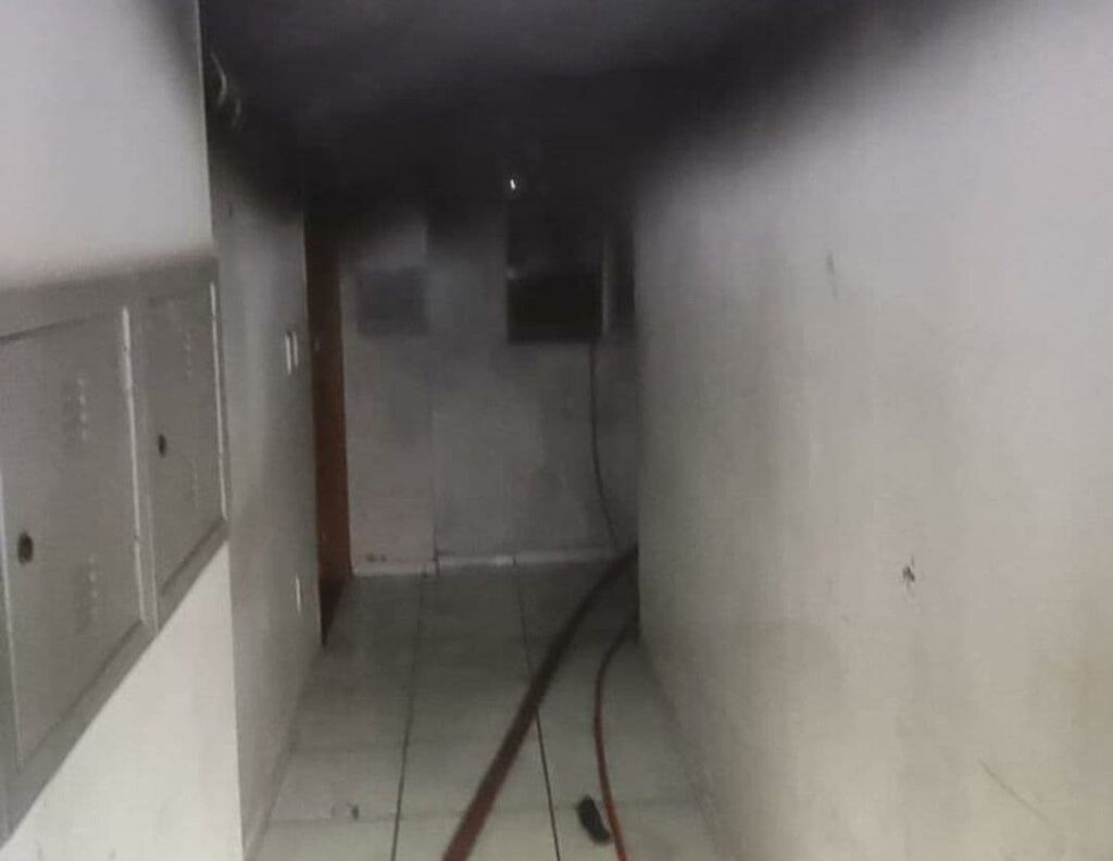 Bombeiros combatem incêndio em apartamento