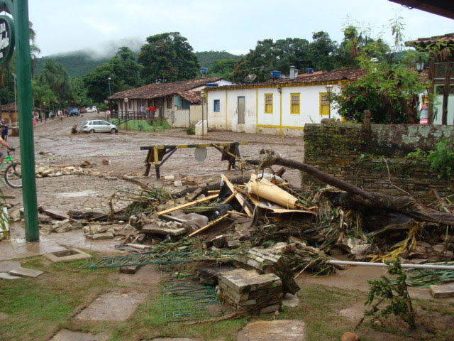 Chuvas intensas fecham visitações e arrastam pontes em diversos municípios do Estado