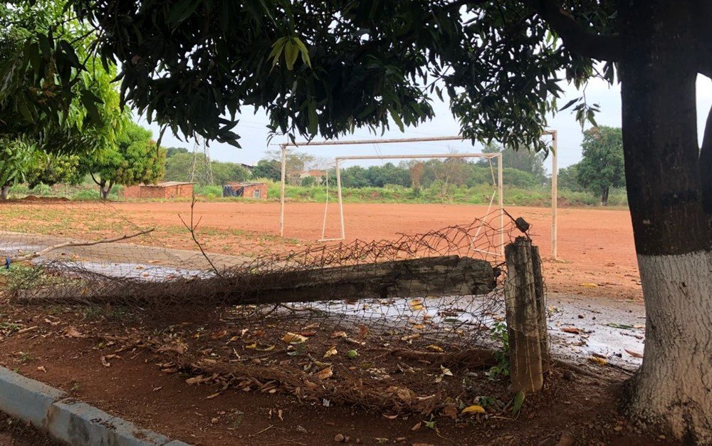 Prefeitura de Goiânia deve indenizar pais de criança morta ao ser atingida por poste em espaço público