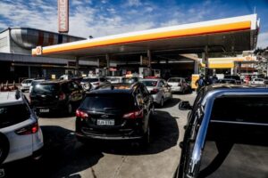 Postos de combustíveis registram filas e falta de gasolina após bloqueio de rodovias