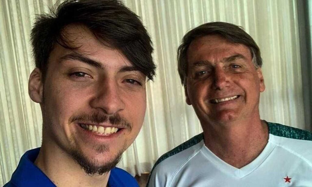 Renan Bolsonaro homenageia o pai com tatuagem e música de Gabriel O Pensador