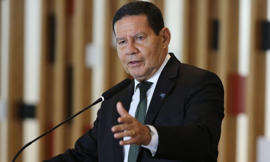 Mourão diz que Bolsonaro autorizou nova operação militar na Amazônia