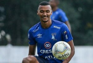 Goiás encaminha a contratação de meia que estava disputando o Campeonato Paranaense