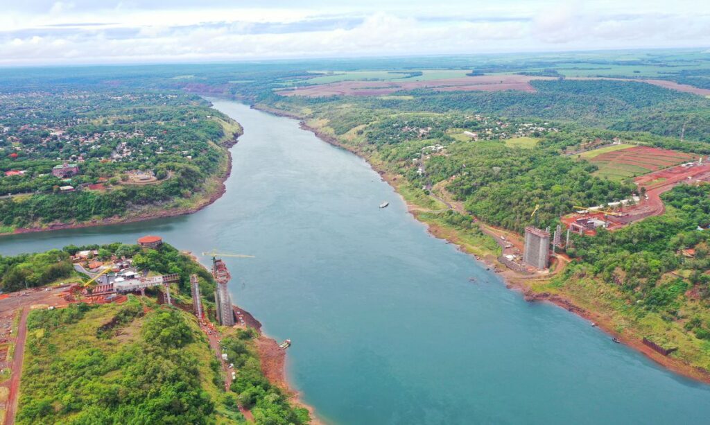 Rio Paraná aciona alarme climático ao atingir seu menor nível desde baixa recorde