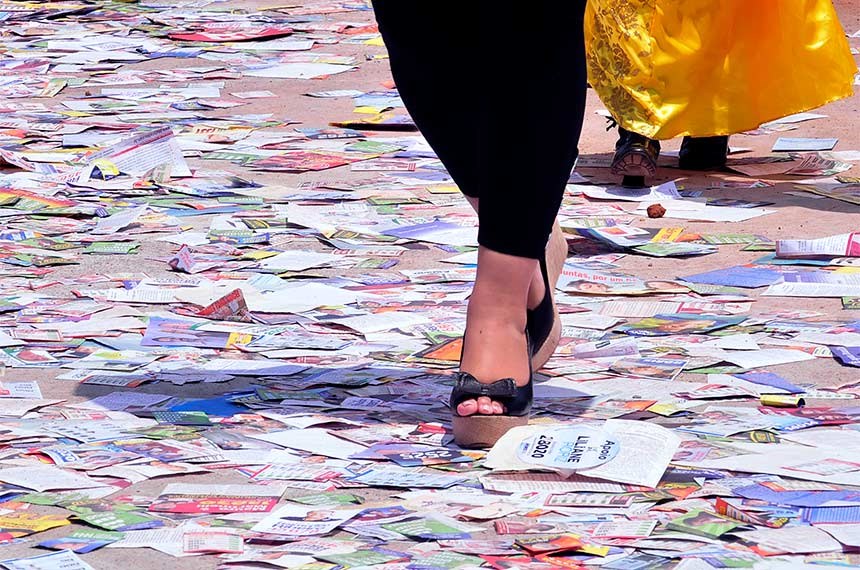 'Santinhos' biodegradáveis: ideia para evitar poluição ganha apoio e vira projeto de lei no Senado