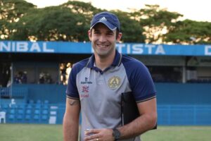 Thiago Carvalho cobra eficiência de equipe contra Vila Nova: "Ser diferente do jogo passado"