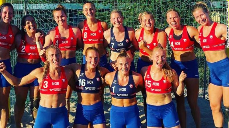 Noruega é multada em mais de R$ 9 mil por não jogar de biquíni no Europeu de Handebol de Praia