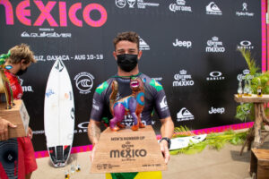 Deivid Silva é vice-campeão no Corona Open México de Surfe