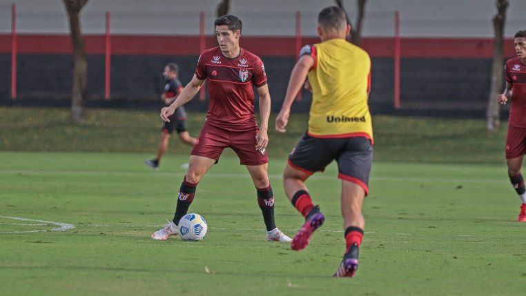 Matheus Barbosa valoriza adaptação no Atlético-GO e destaca preparação antes de enfrentar o Corinthians