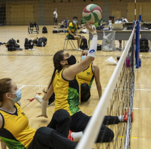 Luiza Fiorese comemora vitória que deixa o Brasil perto das semifinais do vôlei sentado