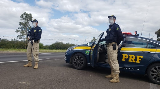 Motorista de carreta é preso embriagado dirigindo em zigue-zague na BR-050