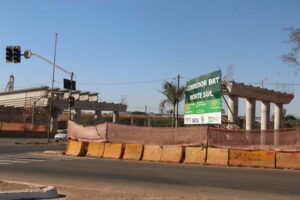 Estrutura do viaduto do BRT começa a ser montada