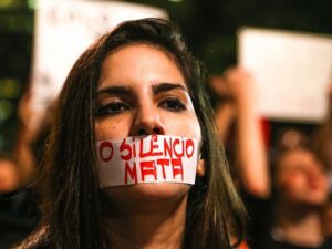 Mulheres sofrem em silêncio com violência durante a pandemia no Brasil