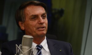 Bolsonaro oficializa reajuste de 33