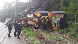 Vocalista da banda ‘Garotos de Ouro’ morre em acidente com ônibus em Santa Catarina